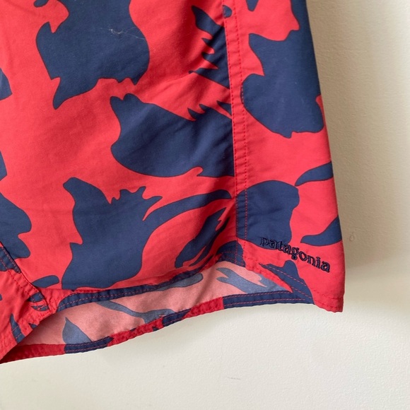 Patagonia Swim Trunks Men’s 34 Board Shorts Hawaiian Patter Red Blue - Picture 2 of 8